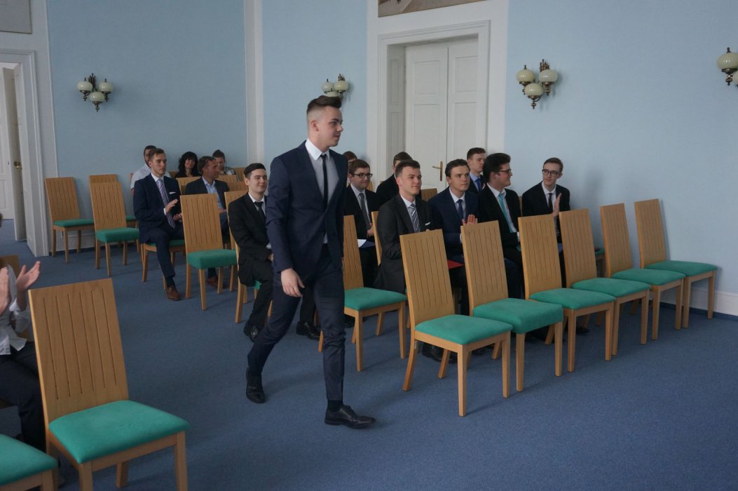 2017 Předání maturitního vysvědčení